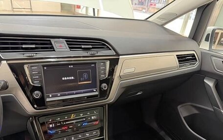 Volkswagen Touran III, 2021 год, 1 944 000 рублей, 9 фотография