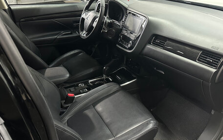 Mitsubishi Outlander III рестайлинг 3, 2018 год, 2 599 000 рублей, 9 фотография