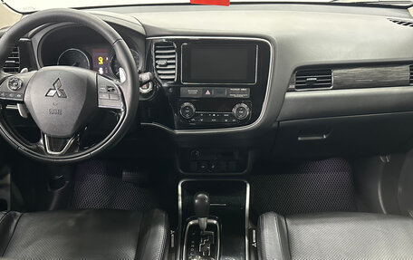 Mitsubishi Outlander III рестайлинг 3, 2018 год, 2 599 000 рублей, 11 фотография