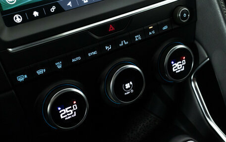 Jaguar E-Pace, 2019 год, 3 299 700 рублей, 22 фотография