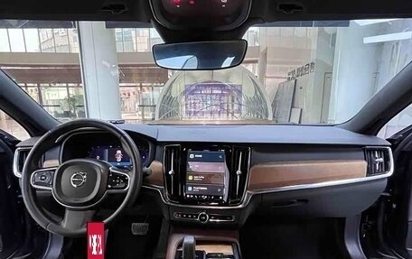 Volvo S90 II рестайлинг, 2022 год, 3 000 000 рублей, 11 фотография