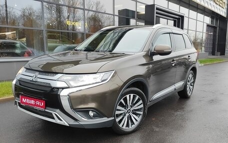 Mitsubishi Outlander III рестайлинг 3, 2019 год, 1 950 000 рублей, 1 фотография