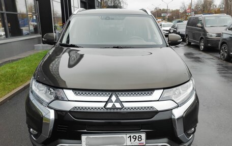 Mitsubishi Outlander III рестайлинг 3, 2019 год, 1 950 000 рублей, 2 фотография