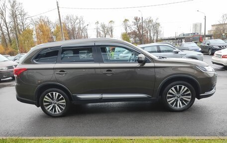 Mitsubishi Outlander III рестайлинг 3, 2019 год, 1 950 000 рублей, 9 фотография