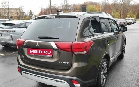 Mitsubishi Outlander III рестайлинг 3, 2019 год, 1 950 000 рублей, 6 фотография