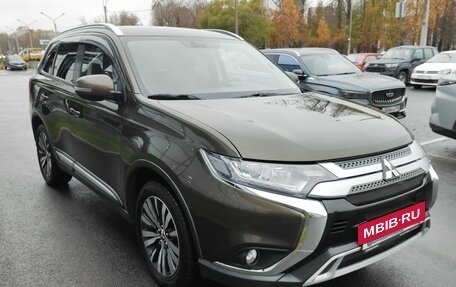Mitsubishi Outlander III рестайлинг 3, 2019 год, 1 950 000 рублей, 3 фотография