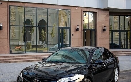 Toyota Camry, 2020 год, 3 340 000 рублей, 2 фотография