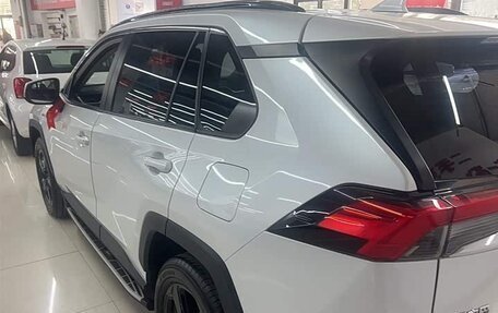 Toyota RAV4, 2022 год, 2 390 000 рублей, 2 фотография