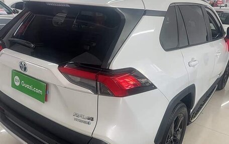 Toyota RAV4, 2022 год, 2 390 000 рублей, 3 фотография