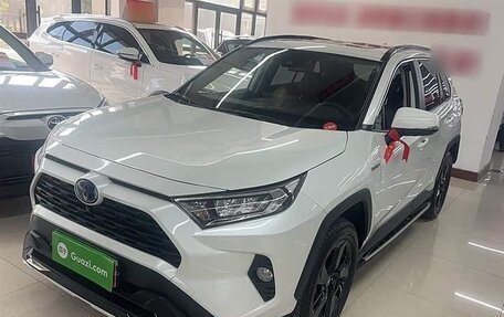 Toyota RAV4, 2022 год, 2 390 000 рублей, 4 фотография