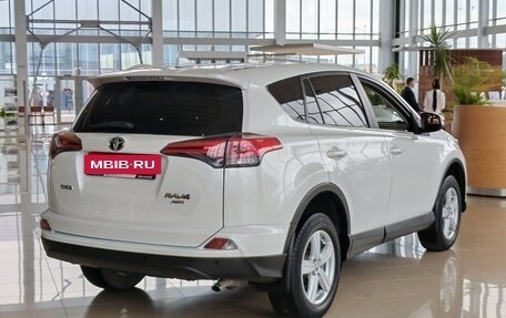 Toyota RAV4, 2019 год, 2 390 000 рублей, 5 фотография