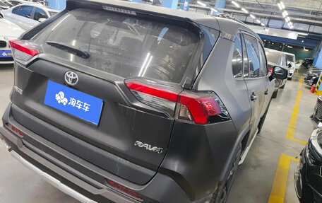 Toyota RAV4, 2022 год, 2 550 000 рублей, 3 фотография