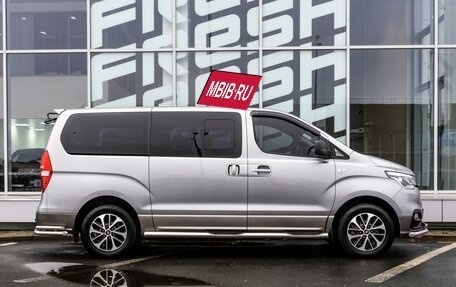 Hyundai Grand Starex Grand Starex I рестайлинг 2, 2019 год, 3 320 000 рублей, 5 фотография