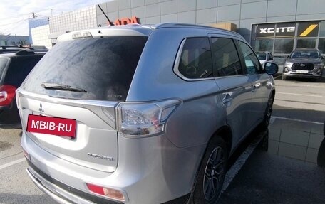 Mitsubishi Outlander III рестайлинг 3, 2014 год, 1 362 353 рублей, 3 фотография