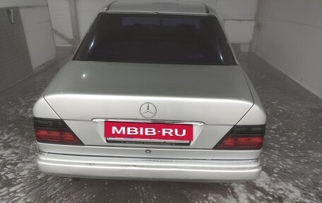 Mercedes-Benz E-Класс, 1993 год, 560 000 рублей, 3 фотография