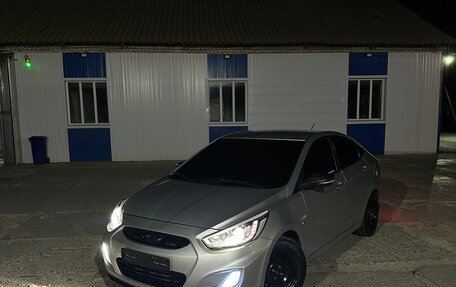 Hyundai Solaris II рестайлинг, 2012 год, 800 000 рублей, 2 фотография