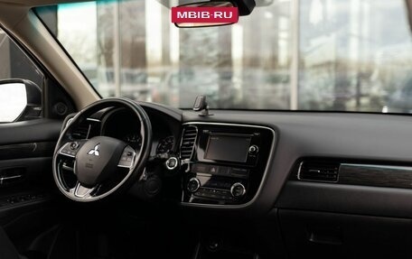 Mitsubishi Outlander III рестайлинг 3, 2015 год, 1 995 000 рублей, 10 фотография