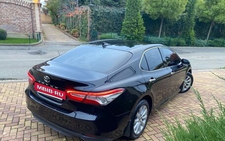 Toyota Camry, 2021 год, 2 600 000 рублей, 2 фотография