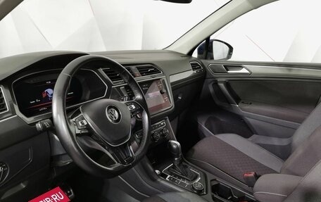 Volkswagen Tiguan II, 2018 год, 2 395 000 рублей, 19 фотография