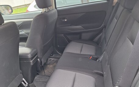 Mitsubishi Outlander III рестайлинг 3, 2018 год, 1 600 000 рублей, 8 фотография