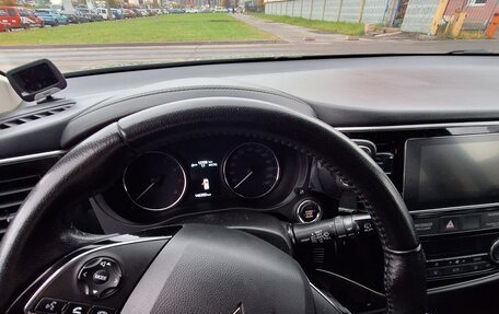 Mitsubishi Outlander III рестайлинг 3, 2018 год, 1 600 000 рублей, 7 фотография