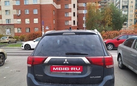 Mitsubishi Outlander III рестайлинг 3, 2018 год, 1 600 000 рублей, 2 фотография