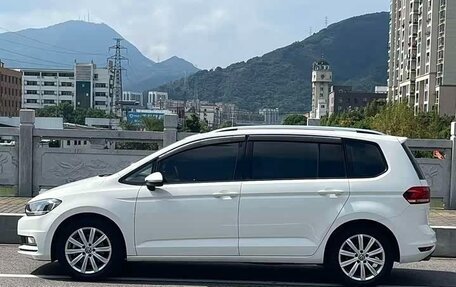 Volkswagen Touran III, 2021 год, 1 720 000 рублей, 7 фотография