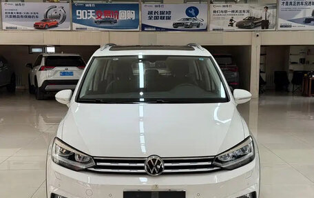 Volkswagen Touran III, 2021 год, 1 720 000 рублей, 2 фотография