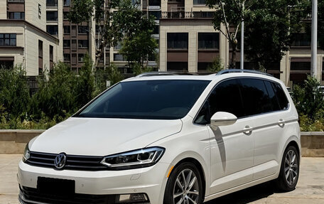 Volkswagen Touran III, 2021 год, 2 140 000 рублей, 2 фотография