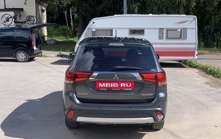 Mitsubishi Outlander III рестайлинг 3, 2015 год, 1 310 000 рублей, 5 фотография