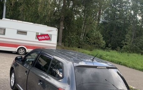 Mitsubishi Outlander III рестайлинг 3, 2015 год, 1 310 000 рублей, 10 фотография