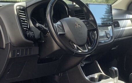 Mitsubishi Outlander III рестайлинг 3, 2015 год, 1 310 000 рублей, 20 фотография