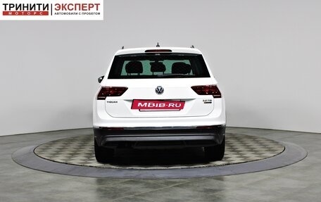 Volkswagen Tiguan II, 2018 год, 1 997 000 рублей, 6 фотография