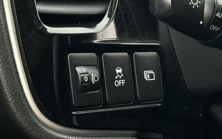 Mitsubishi Outlander III рестайлинг 3, 2017 год, 2 200 000 рублей, 14 фотография