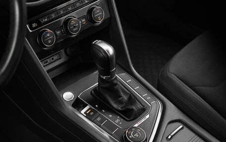 Volkswagen Tiguan II, 2018 год, 3 100 000 рублей, 2 фотография