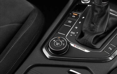 Volkswagen Tiguan II, 2018 год, 3 100 000 рублей, 3 фотография