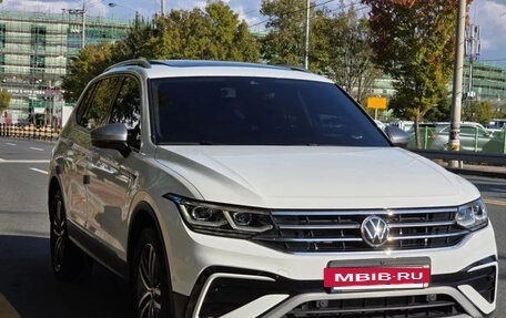 Volkswagen Tiguan II, 2022 год, 2 700 000 рублей, 2 фотография