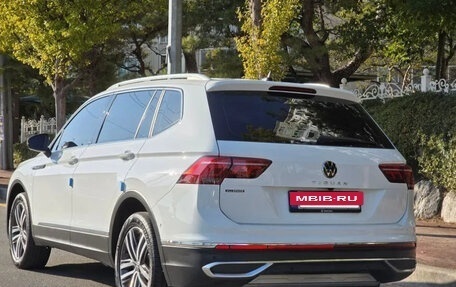 Volkswagen Tiguan II, 2022 год, 2 700 000 рублей, 3 фотография