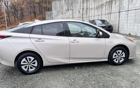 Toyota Prius IV XW50, 2018 год, 1 800 000 рублей, 3 фотография