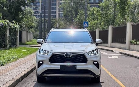 Toyota Highlander, 2022 год, 3 990 000 рублей, 2 фотография
