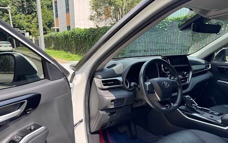 Toyota Highlander, 2022 год, 3 990 000 рублей, 8 фотография