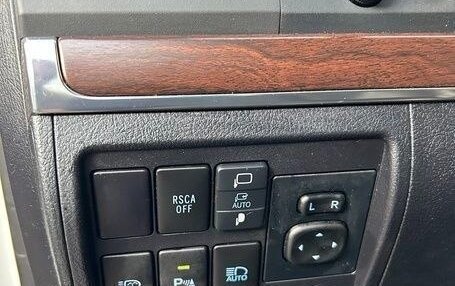 Toyota Land Cruiser 200, 2018 год, 7 400 000 рублей, 10 фотография