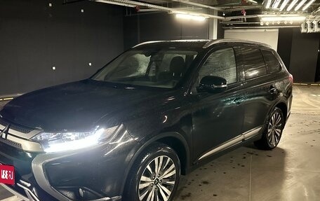 Mitsubishi Outlander III рестайлинг 3, 2019 год, 2 300 000 рублей, 1 фотография