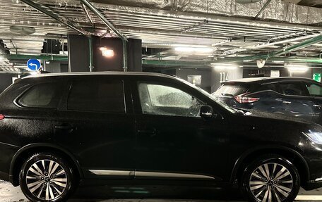 Mitsubishi Outlander III рестайлинг 3, 2019 год, 2 300 000 рублей, 2 фотография