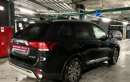 Mitsubishi Outlander III рестайлинг 3, 2019 год, 2 300 000 рублей, 3 фотография
