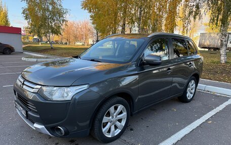 Mitsubishi Outlander III рестайлинг 3, 2014 год, 1 500 000 рублей, 2 фотография