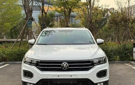 Volkswagen T-Roc I, 2022 год, 2 180 000 рублей, 2 фотография