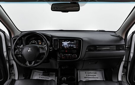 Mitsubishi Outlander III рестайлинг 3, 2018 год, 1 695 000 рублей, 10 фотография
