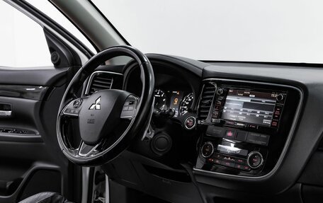 Mitsubishi Outlander III рестайлинг 3, 2018 год, 1 695 000 рублей, 13 фотография