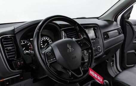 Mitsubishi Outlander III рестайлинг 3, 2018 год, 1 695 000 рублей, 12 фотография